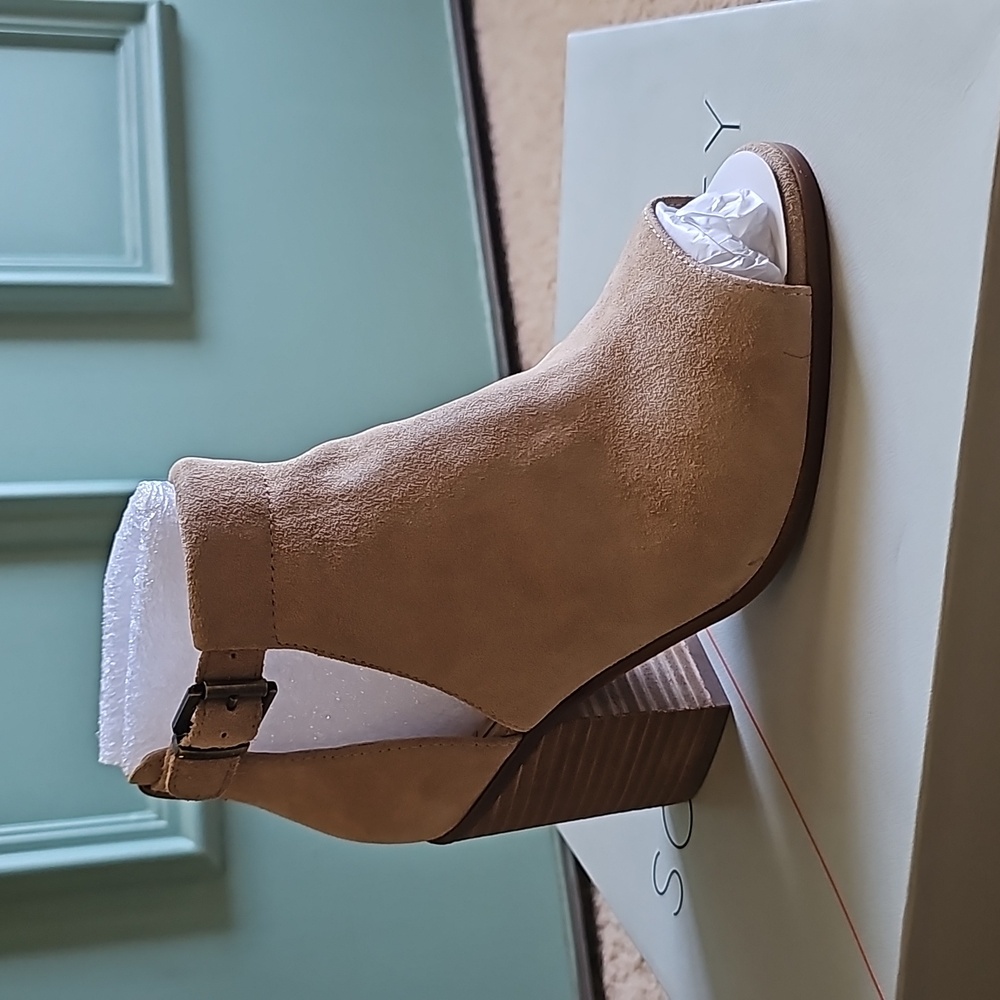 NWT Suede Sole Society Heels